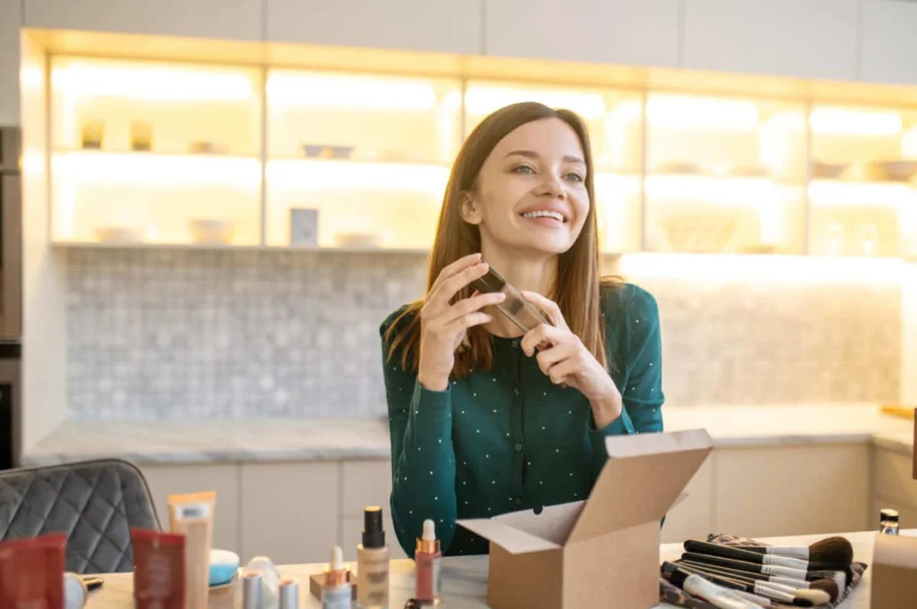 Revendedora Avon: saiba como garantir renda extra revendedora consultora avon natura renda extra 1