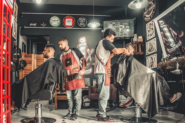 Barbearias e salões de beleza estão entre os vários tipos de negócios que se enquadram nas modalidades MEI e ME, por serem considerados empresas de pequeno porte. (Fonte: reprodução/Pexels)