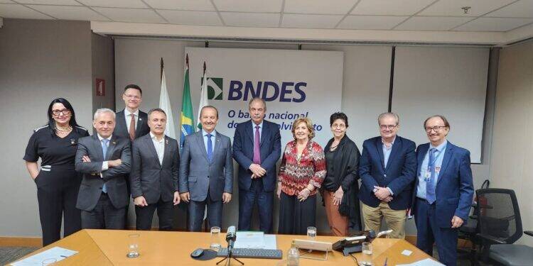 Em Brasília, BRDE e Governo de SC buscam ampliação de crédito e reforçam apoio a atingidos pelas enchentes 14 Brasilia-reuniao-BNDES