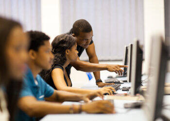 CTC Infra e Metalvix doam laboratório de informática ao IOB