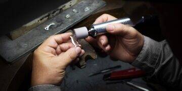 Guerreiro celebra 55 anos criando joias artesanais