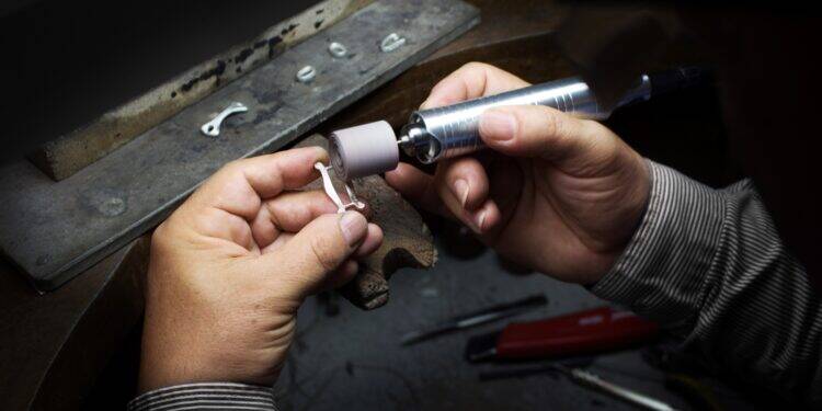 Guerreiro celebra 55 anos criando joias artesanais