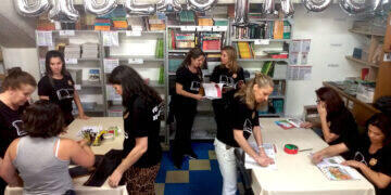 Para economizar, famílias trocam livros e uniformes 3 Para economizar, famílias trocam livros e uniformes