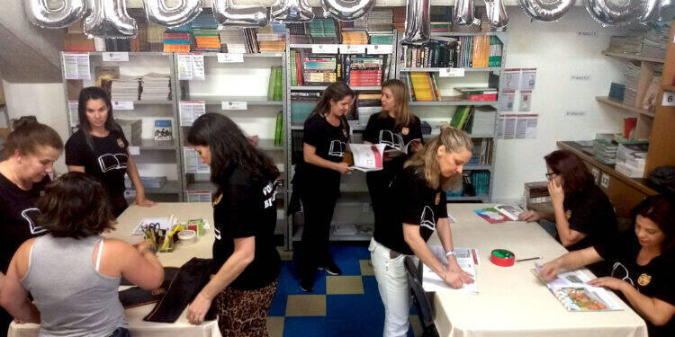 Para economizar, famílias trocam livros e uniformes 16 Para economizar, famílias trocam livros e uniformes