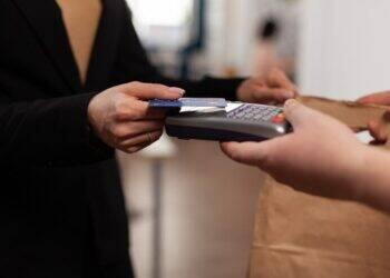 Pagamento por aproximação completa 15 anos no Brasil