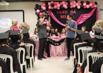 Cris Lopes e Liceu da Beleza reúnem 250 pessoas em formatura