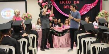 Cris Lopes e Liceu da Beleza reúnem 250 pessoas em formatura