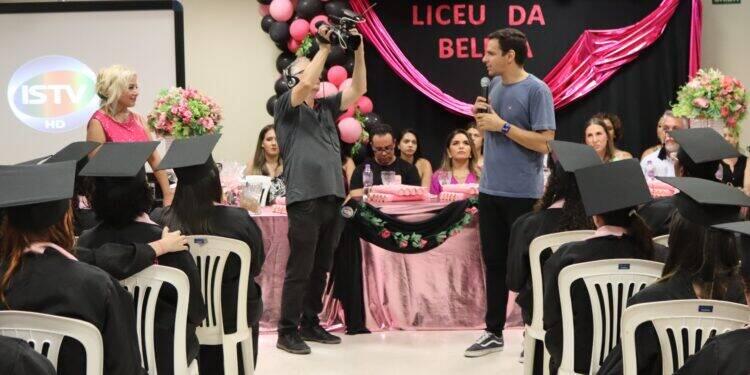 Cris Lopes e Liceu da Beleza reúnem 250 pessoas em formatura