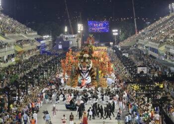 Desfile-de-carnaval-na-sapucai-18 (1) (1)