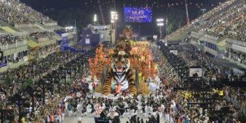 Carnaval 2024: Betfair analisa escolas de samba favoritas no Rio e em São Paulo 1 Desfile-de-carnaval-na-sapucai-18 (1) (1)