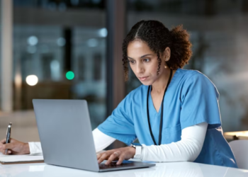 Empresa auxilia médicos a estudar e trabalhar no exterior