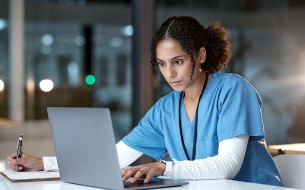 Empresa auxilia médicos a estudar e trabalhar no exterior