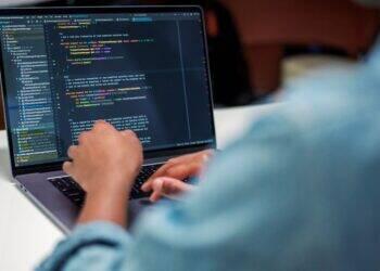 Programa alinha currículo à demanda e conecta aluno com vaga