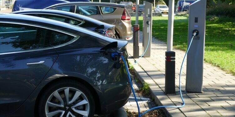 Falta de postos de recarga retrai vendas de carros elétricos