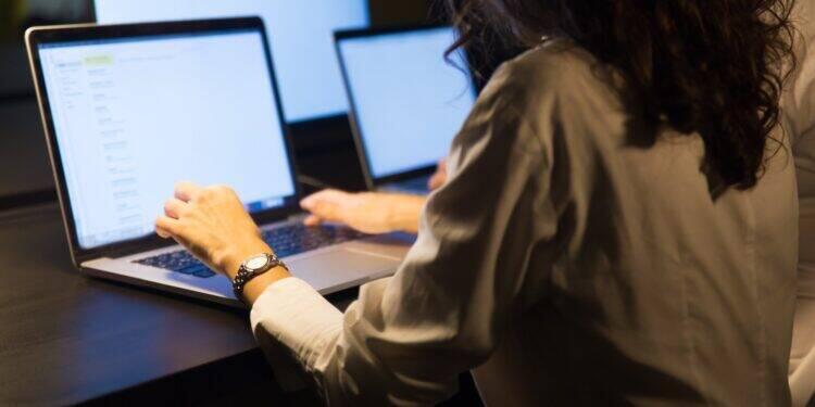 Participação de mulheres na tecnologia tem aumento de 60% 16 Participação de mulheres na tecnologia tem aumento de 60%