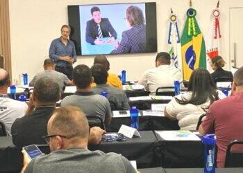 Medo de falar em público prejudica evolução profissional