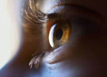 Tratamento para miopia corrige visão sem cirurgia invasiva