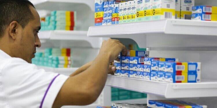 Farmácias sobrevivem à concorrência contra drogarias