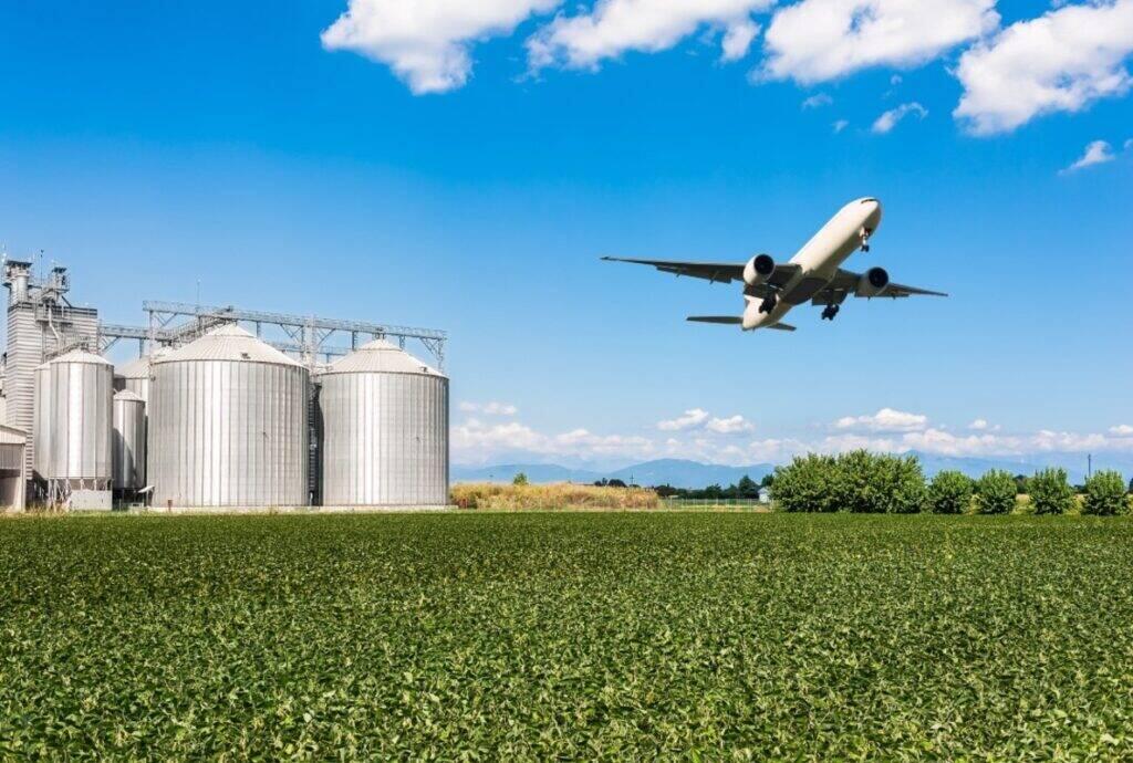 Logística agrícola transporta de maquinários a moléculas