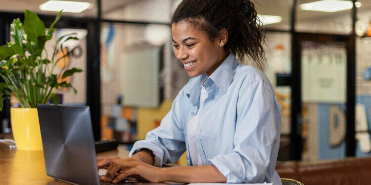 Empresária cria blog para ajudar pessoas a empreenderem