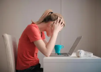 Ansiedade-atinge-mais-da-metade-dos-brasileiros-no-ambiente-de-trabalho (1)