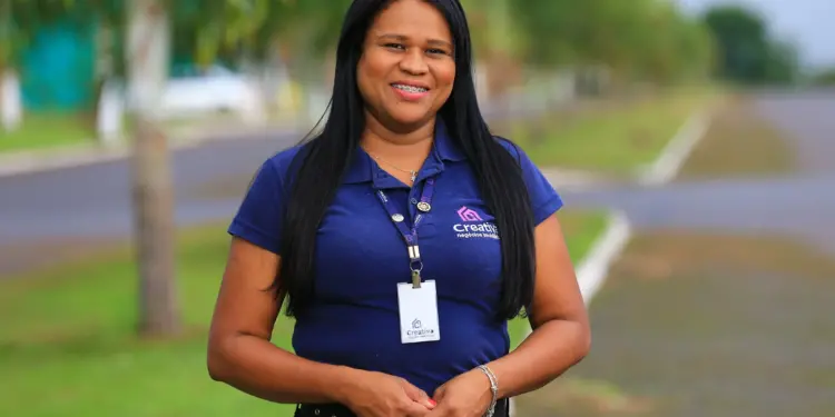 Mercado imobiliário recebe remessas financeiras vindas de brasileiros que vivem no exterior 14 Jacqueline Vieira, corretora da Localiza Urbanismo, tem uma média de 10 clientes brasileiros que moram no exterior e investem em imóveis no país de origem
Divulgação