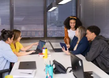 Estágio: Alcoa, Ardagh, Clarios, Epson, Henkel, John Deere e outras empresas abrem 240 vagas