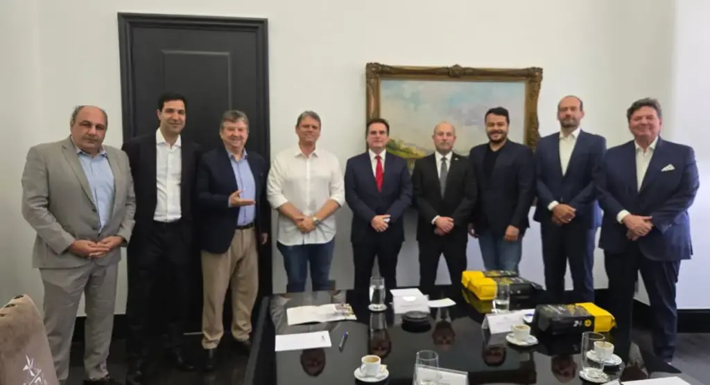 Governador Tarcísio com diretores da Fhoresp e representantes do setor