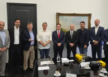 Governador Tarcísio com diretores da Fhoresp e representantes do setor