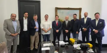 Governador Tarcísio concorda em conter o aumento de ICMS para bares e restaurantes 1 Governador Tarcísio com diretores da Fhoresp e representantes do setor