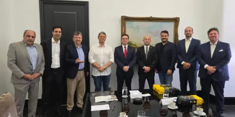 Governador Tarcísio concorda em conter o aumento de ICMS para bares e restaurantes 14 Governador Tarcísio com diretores da Fhoresp e representantes do setor