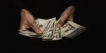 Dólar atinge R$ 6,26: entenda o porquê a moeda segue em alta 1 dolar-hoje-entenda-impactos (1)