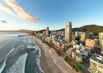 Novo arranha-céu redefine o horizonte de Itapema com rooftop a 108 metros de altura