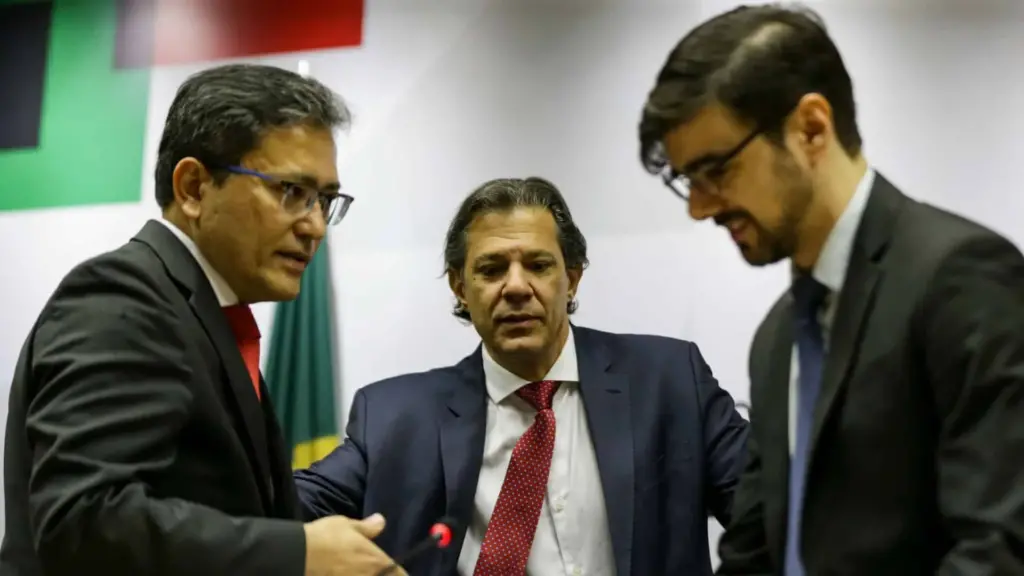 O secretário-executivo, Robinson Barreirinhas, o ministro da Fazenda, Fernando Haddad, e o secretário de política econômica, Guilherme Mello, durante entrevista coletiva à imprensa, em Brasília. Foto: Marcelo Camargo/Agência Brasil.