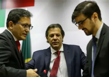 O secretário-executivo, Robinson Barreirinhas, o ministro da Fazenda, Fernando Haddad, e o secretário de política econômica, Guilherme Mello, durante entrevista coletiva à imprensa, em Brasília. Foto: Marcelo Camargo/Agência Brasil.