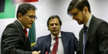 O secretário-executivo, Robinson Barreirinhas, o ministro da Fazenda, Fernando Haddad, e o secretário de política econômica, Guilherme Mello, durante entrevista coletiva à imprensa, em Brasília. Foto: Marcelo Camargo/Agência Brasil.