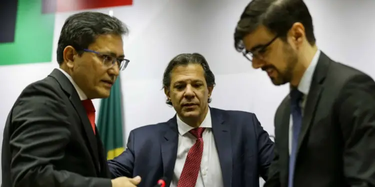O secretário-executivo, Robinson Barreirinhas, o ministro da Fazenda, Fernando Haddad, e o secretário de política econômica, Guilherme Mello, durante entrevista coletiva à imprensa, em Brasília. Foto: Marcelo Camargo/Agência Brasil.