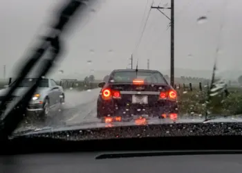 Como evitar riscos e perigos no período de chuvas: um guia para condutores