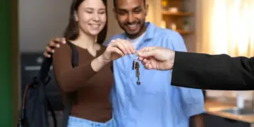 Locação flexível é tendência no mercado imobiliário para 2025 1 casal-jovem-aluguel (1)