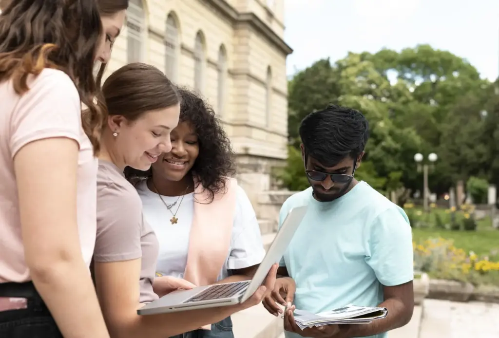 Confira as principais feiras de carreira em 2025 colleagues studying together front their college 1 1 1