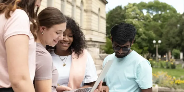 Confira as principais feiras de carreira em 2025 14 Confira as principais feiras de carreira em 2025 colleagues studying together front their college 1 1 1