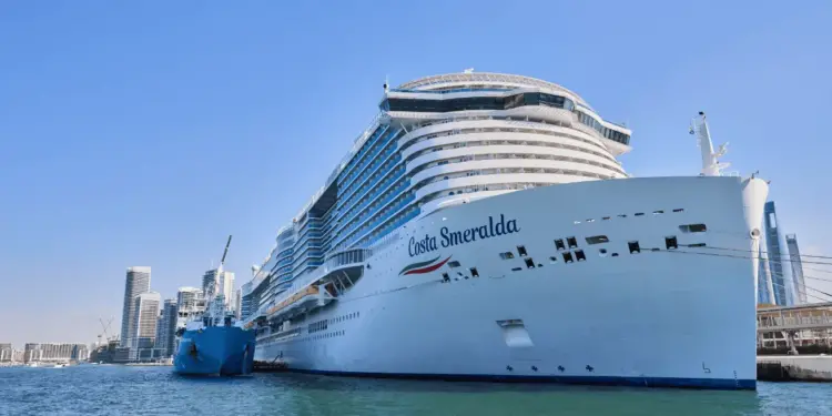 Costa Smeralda em Dubai, realizando o primeiro reabastecimento de GNL para um navio de cruzeiro na cidade, demonstrando o compromisso com a sustentabilidade e a inovação no setor marítimo. Foto: Divulgação