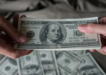 Dólar chega a R$ 5,86 enquanto mercado aguarda decisão do Copom sobre a Selic; ouro mantém sua valorização