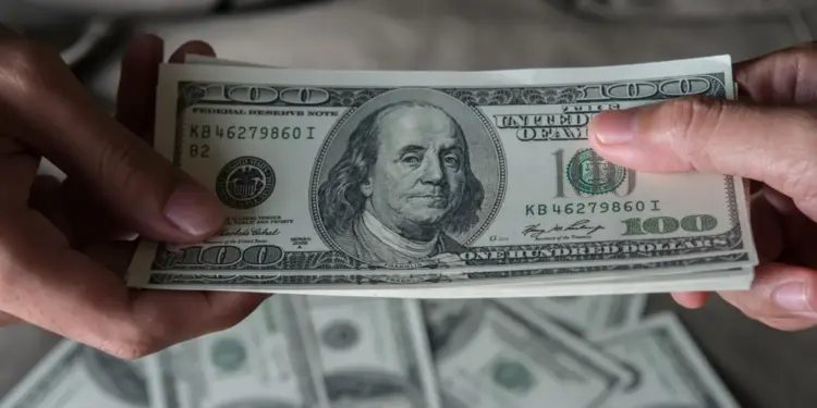 Dólar chega a R$ 5,86 enquanto mercado aguarda decisão do Copom sobre a Selic; ouro mantém sua valorização dolar queda