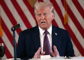 dolar sobe após fala de trump neste dia 15