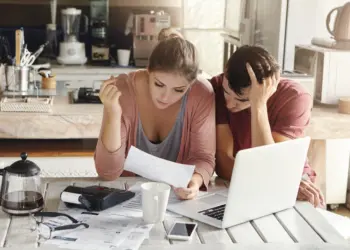 Está no vermelho? Veja 5 dicas de gestão financeira para pagar suas dívidas em 2025