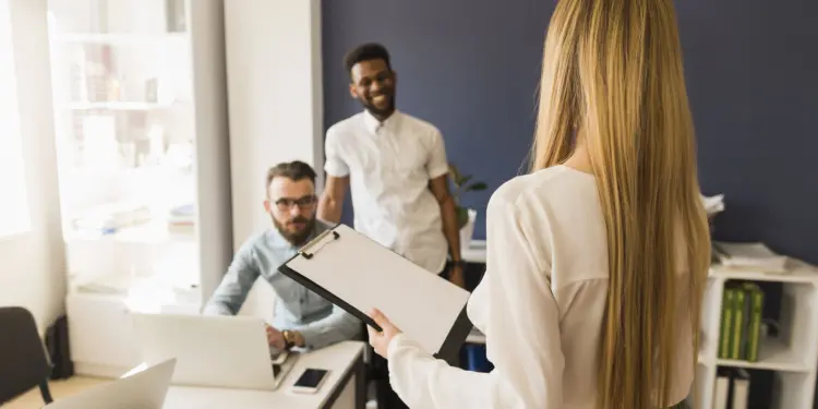 LinkedIn aponta os empregos em alta para 2025 14 woman-presenting-information-colleagues (1)