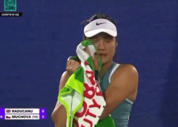 Emma Raducanu reconhece stalker na arquibancada e pede paralisação de jogo em Dubai