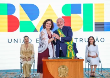 Lula e Nísia Trindade em ato do governo. Falando de Ministério da Saúde.