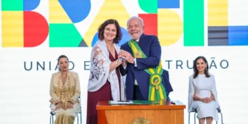 Ministério da Saúde: sai Nísia Trindade e entra Alexandre Padilha 3 Lula e Nísia Trindade em ato do governo. Falando de Ministério da Saúde.